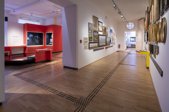 Ein Ausstellungsraum in einem historischen Museum mit Bodenleitlinien.